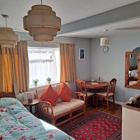 Cheltenham Studio Apartment ภายนอก รูปภาพ